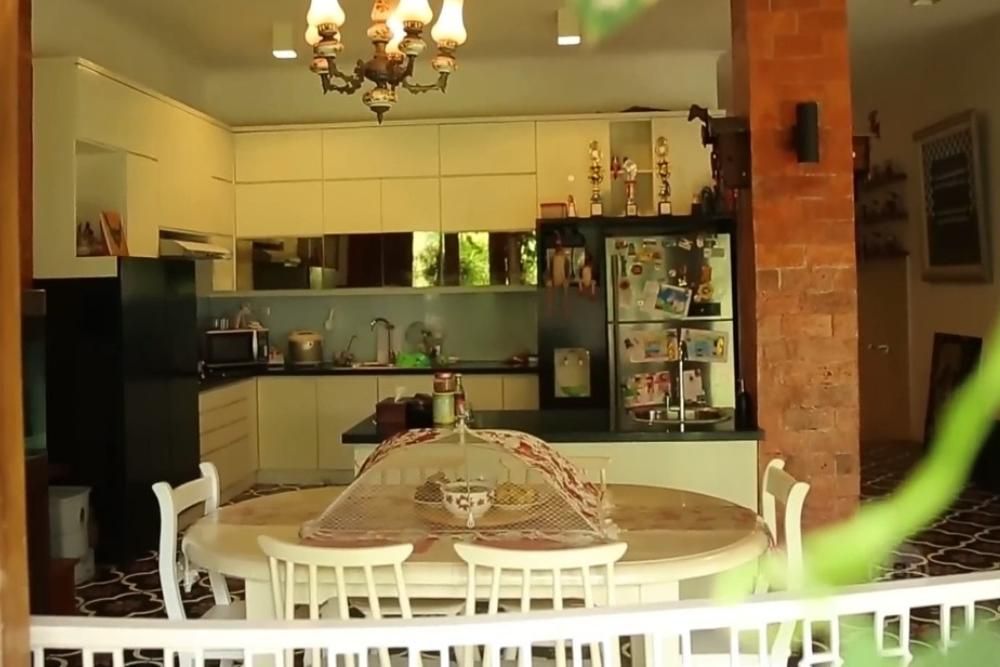11 Potret Rumah Irfan Hakim, Punya Pendopo Hingga Aviary 5 AA1OAwf9