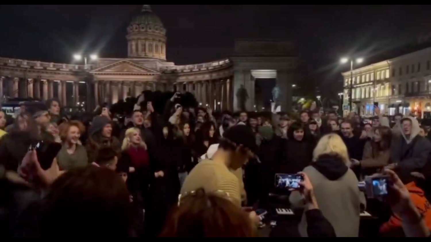 Junge Russen singen Protestsong – Musikerin in Haft