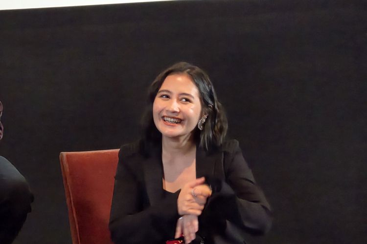 Diberi Bunga Kesukaan, Prilly Latuconsina Tuai Pujian Omara