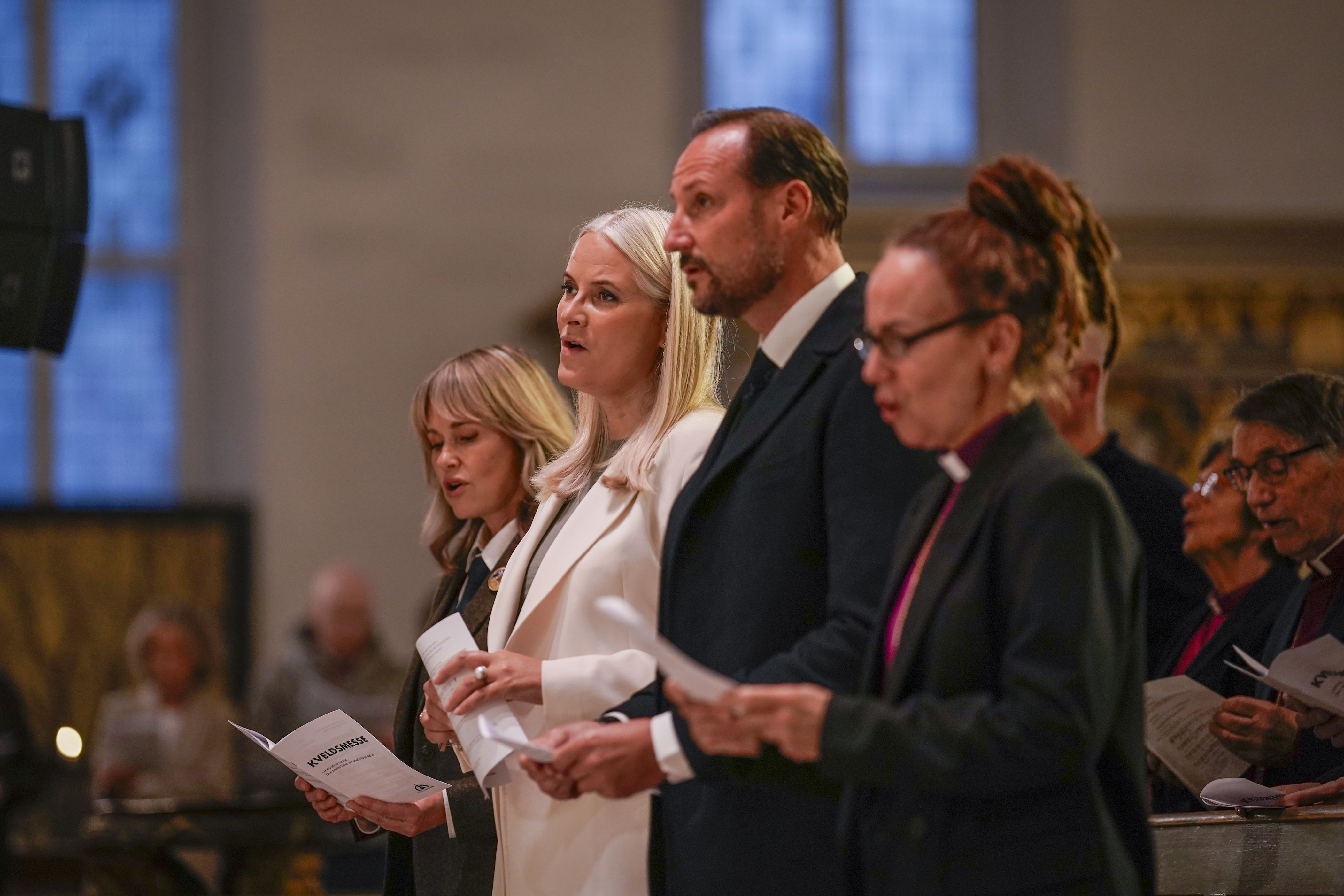F.v.: Oslos ordfører Anne Lindboe, kronprinsesse Mette-Marit, kronprins Haakon og Oslos biskop Sunniva Gylver i Oslo domkirke i forbindelse med at Den norske kirke ba om unnskyldning til skeive. Arrangementet var første gang Mette-Marit viste seg offentlig etter lungerehabiliteringen. Foto: Thomas Fure / NTB