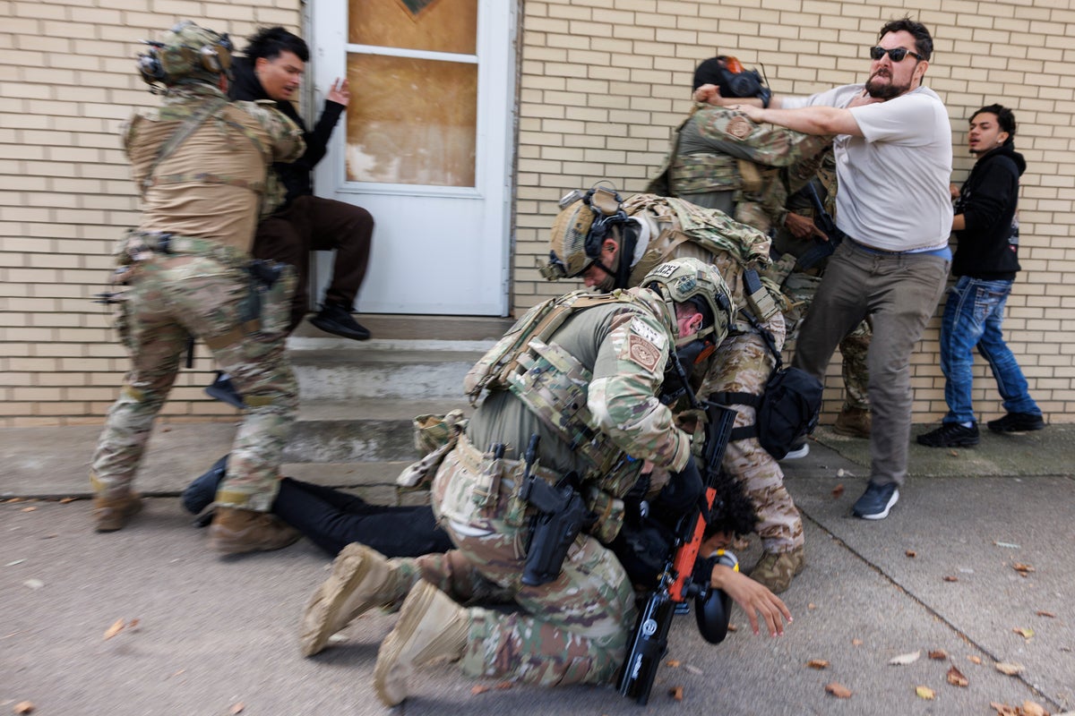 Judge orders Chicago deportation agents to wear body cameras after ...
