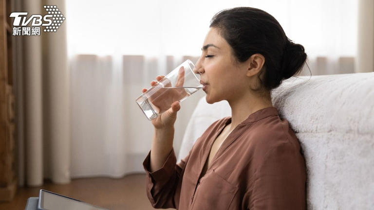 嘴巴乾不一定只因為上火，可能是身體發出的警訊。（示意圖／shutterstock達志影像）