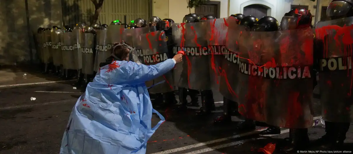 Un muerto y más de 100 heridos en protesta en Lima