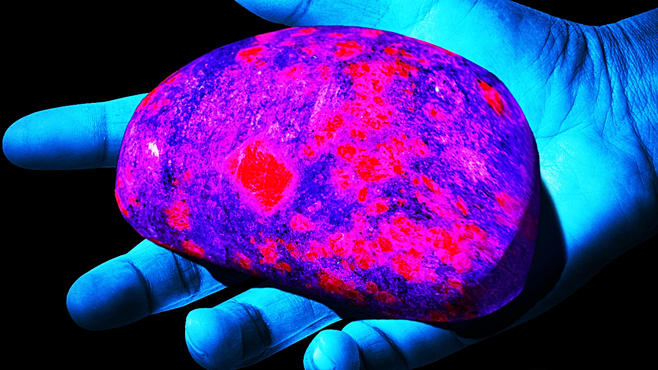 Mystery: No one could identify glowing rocks as any existing type of rock