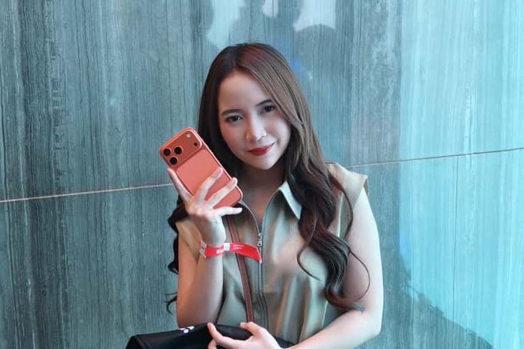 Tiga Jam Menunggu, Warga PIK Jadi Pemilik iPhone 17 Pertama di Blibli