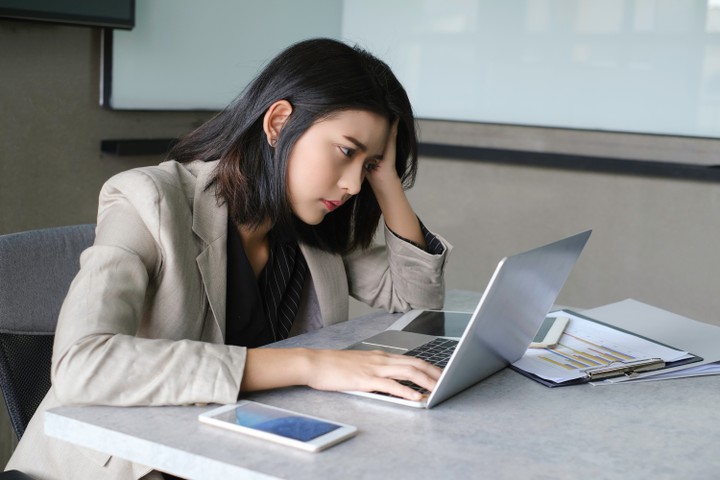 Lelah Tapi Takut Berhenti: Kehidupan di Balik Kopi, Laptop, dan Pikiran Berlebihan