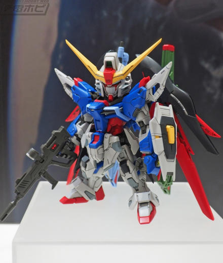 【組立済み】MG ストライクフリーダム　＋　MG デスティニーガンダム 組立済み】MG ストライクフリーダム ＋ MG デスティニーガンダム