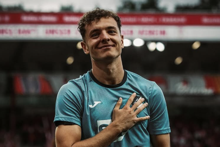 Barcelona Incar Fisnik Asllani sebagai Pengganti Lewandowski