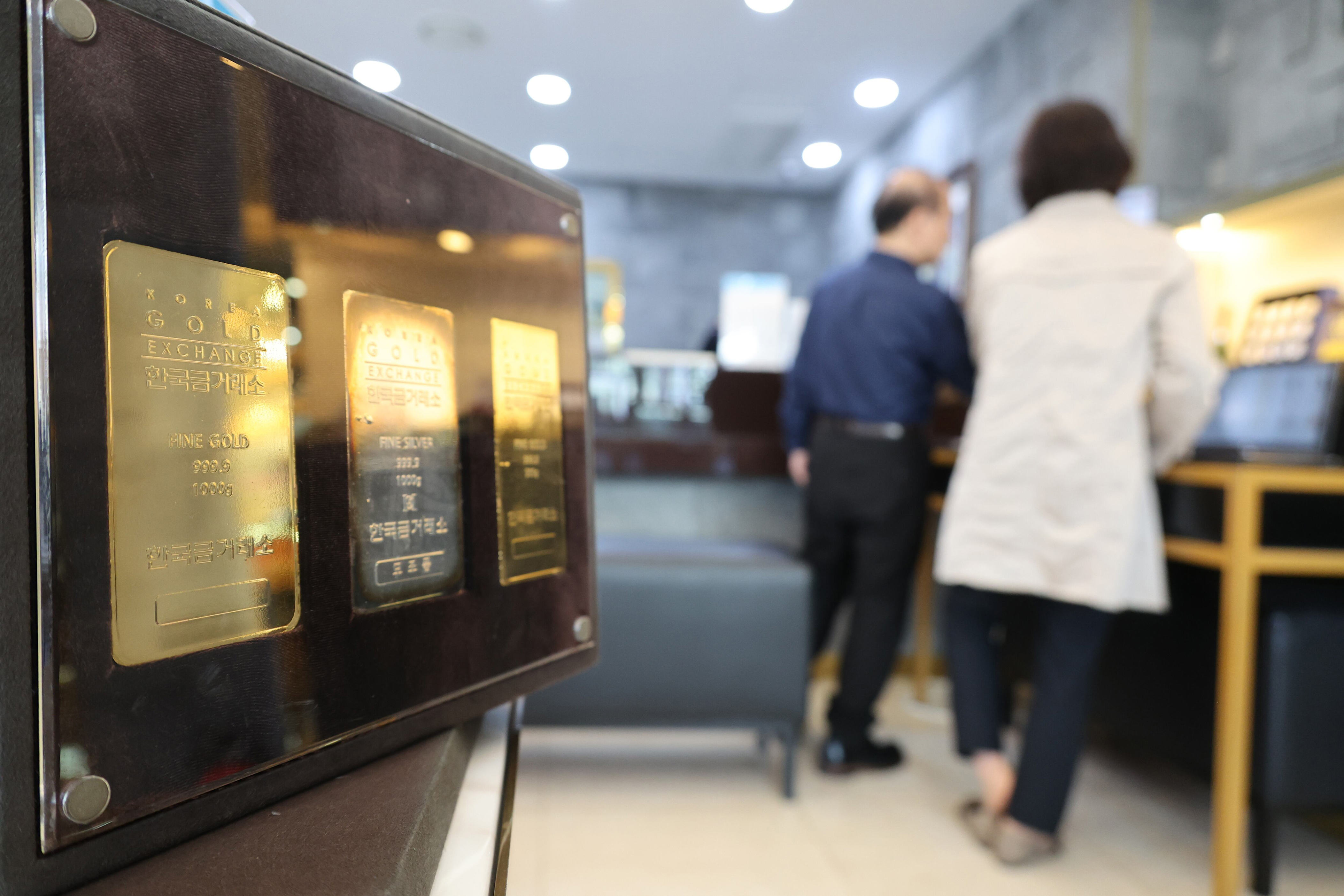 BOK's 12-Year Gold Purchase Freeze Criticized