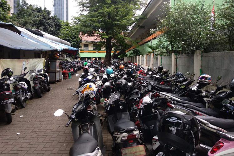 Cara Sederhana Menghindari Kehilangan Helm di Parkiran, Pemilik Motor Bekas Wajib Tahu