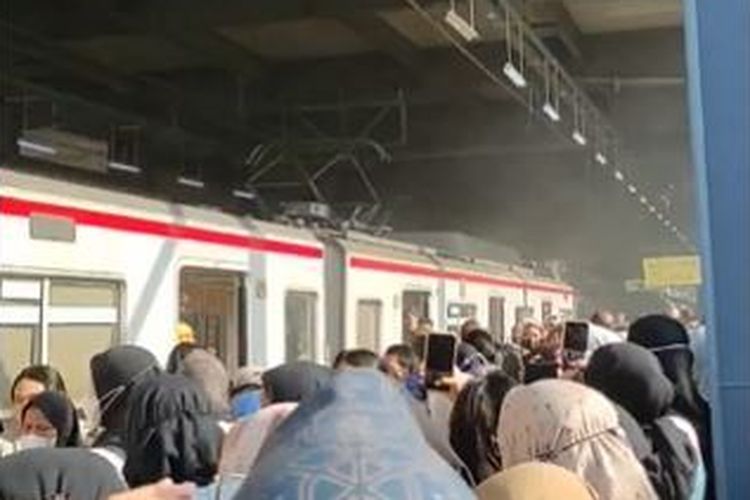 KRL Berasap di Stasiun Tanjung Barat, Penumpang Panik Keluar