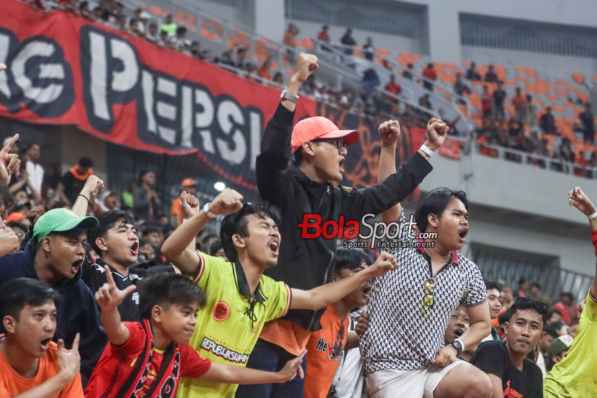 Persija Antusias Lihat Keharmonisan Bonek dan The Jakmania di GBT, Hebat!