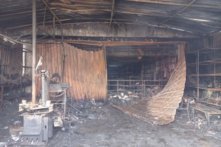 Bengkel Ciledug Ludes Terbakar: Bau Hangus dan Sisa Pecahan Berserakan