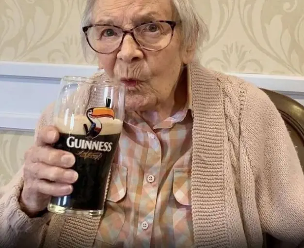 Aos 105 anos, idosa atribui longevidade à cerveja e inspira com seu bom humor