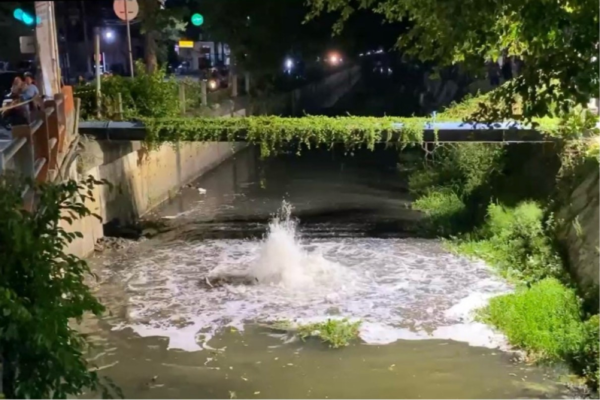 Gelembung Misterius di Sungai Rungkut Surabaya Diduga Berisi Gas Metana