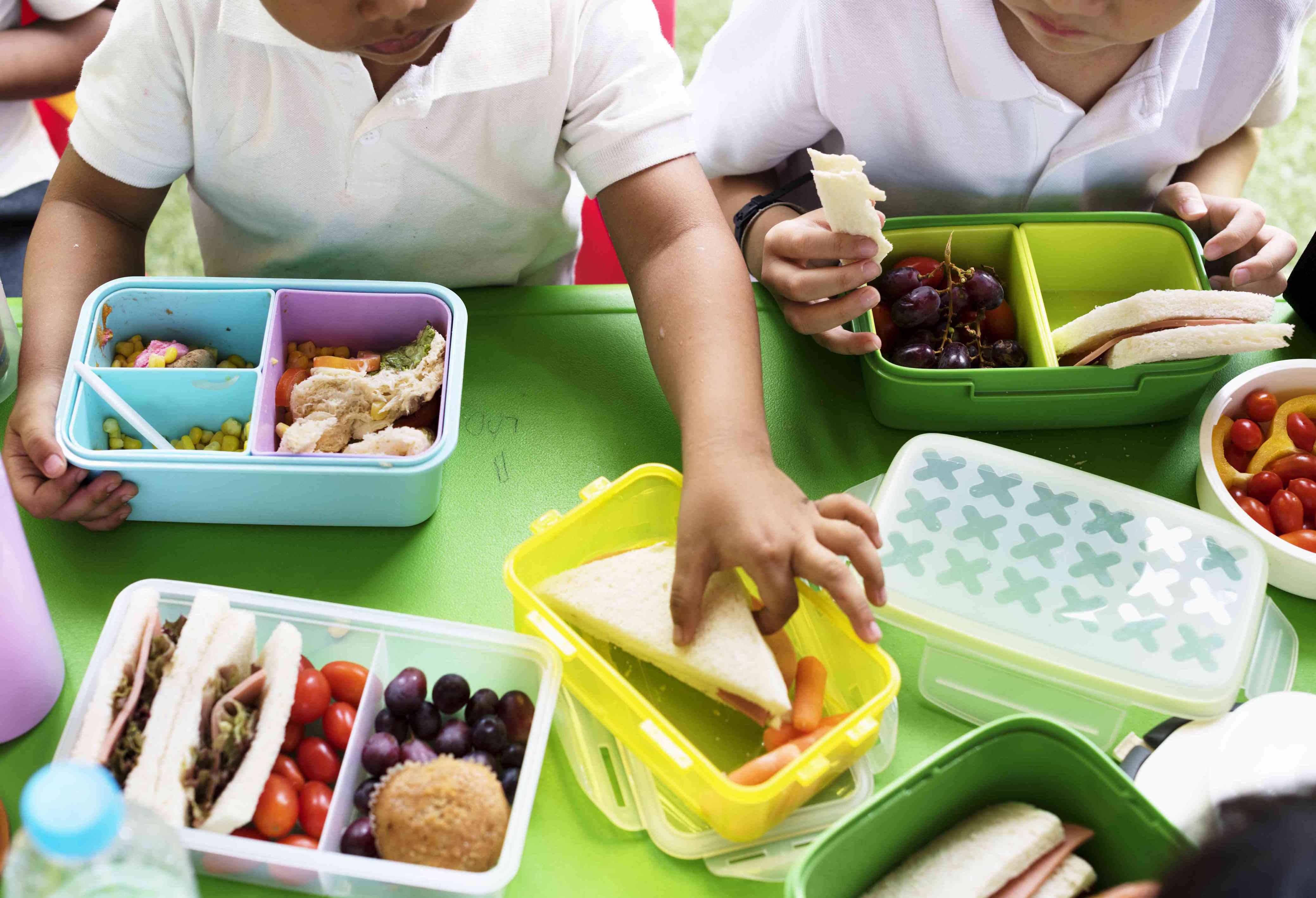 Ketika Anak Dapat Makan Gratis di Sekolah, Apa Perlu Uang Jajan?