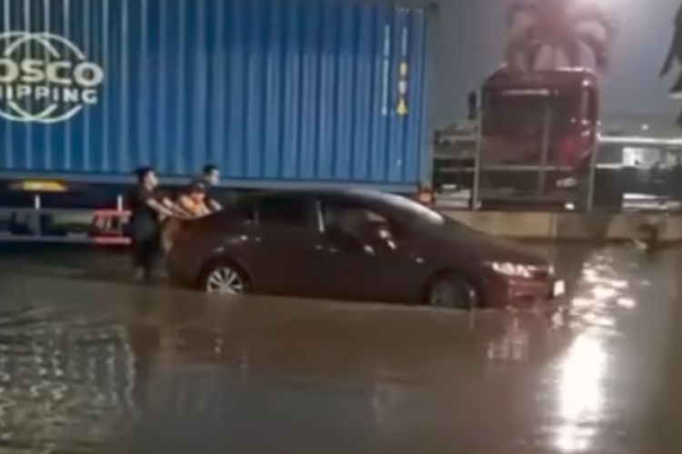 Pelabuhan Tanjung Mas Terendam Banjir Rob, Mobil Mogok di Jalan