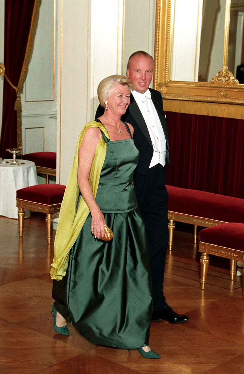 Prosesjon inn til gallamiddag på Slottet. Her Johan og Yvonne Stenersen. FOTO: Bjørn Sigurdsøn / NTB