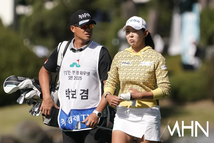 [mhn포토] 박보겸, 거리가 길다