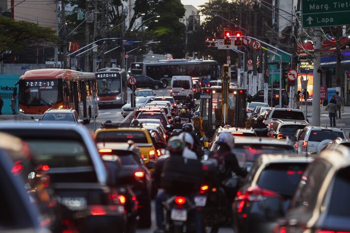 Motorista de app tem renda média de R$ 13,9 por hora e jornada semanal 12% maior