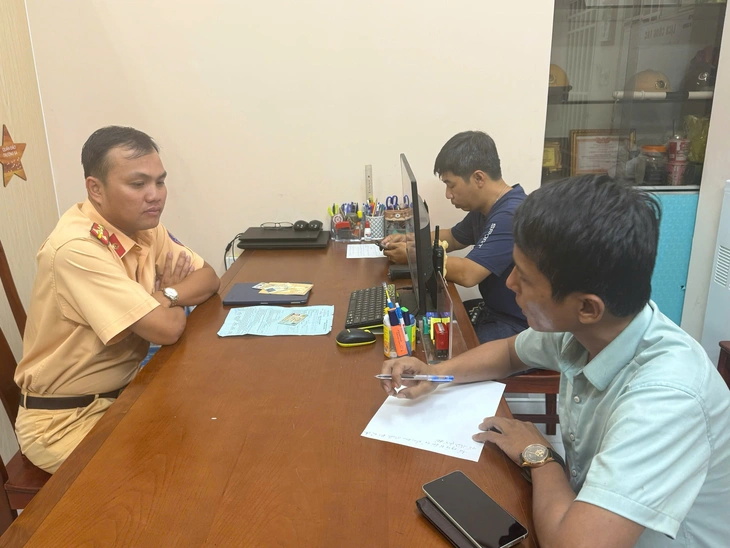 Công an làm việc với tài xế cầm cây sắt đập bể kính ô tô khi mâu thuẫn trên đường