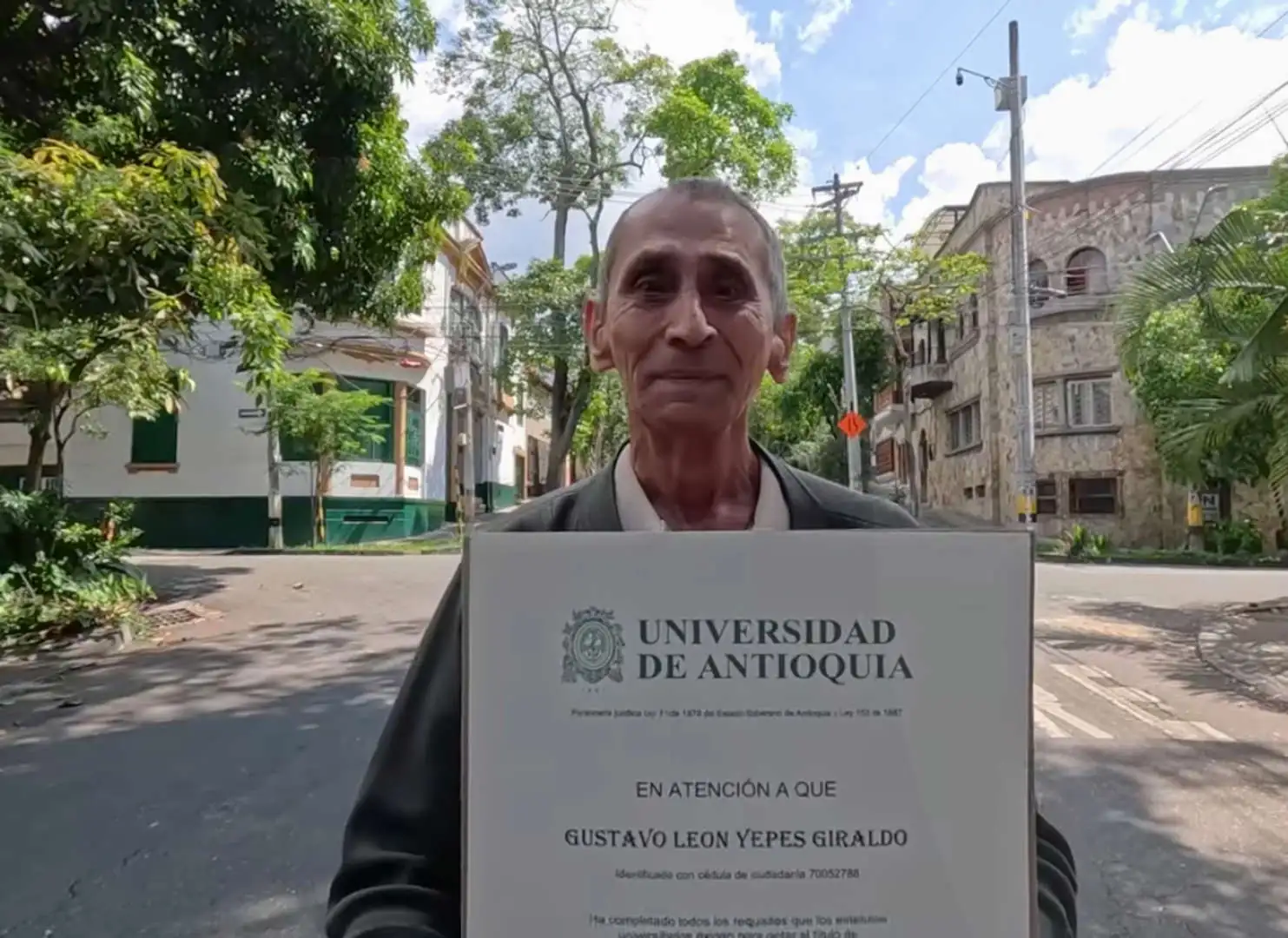 Homem que viveu mais de 25 anos nas ruas realiza sonho e se forma em Direito aos 70