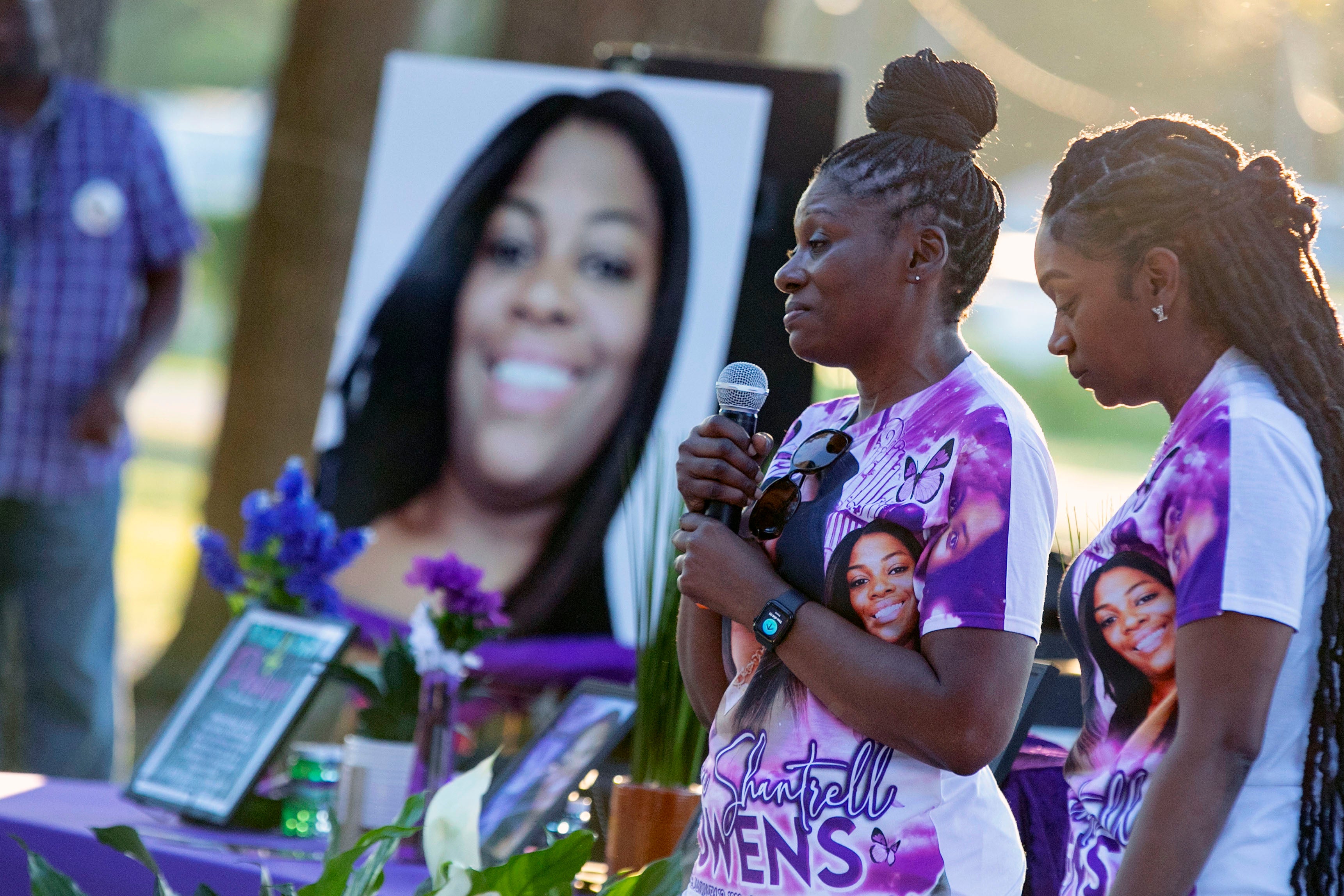 Pam Dias habla durante el servicio en memoria de su hija Ajike Owens en junio de 2023 (AP)