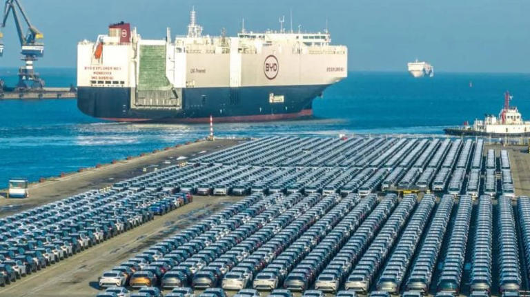 Avec la nouvelle route par le Nord, les cargos chinois pourront livrer les voitures électriques en seulement 20 jours, contre deux fois plus de temps en transitant par le canal de Suez. © BYD