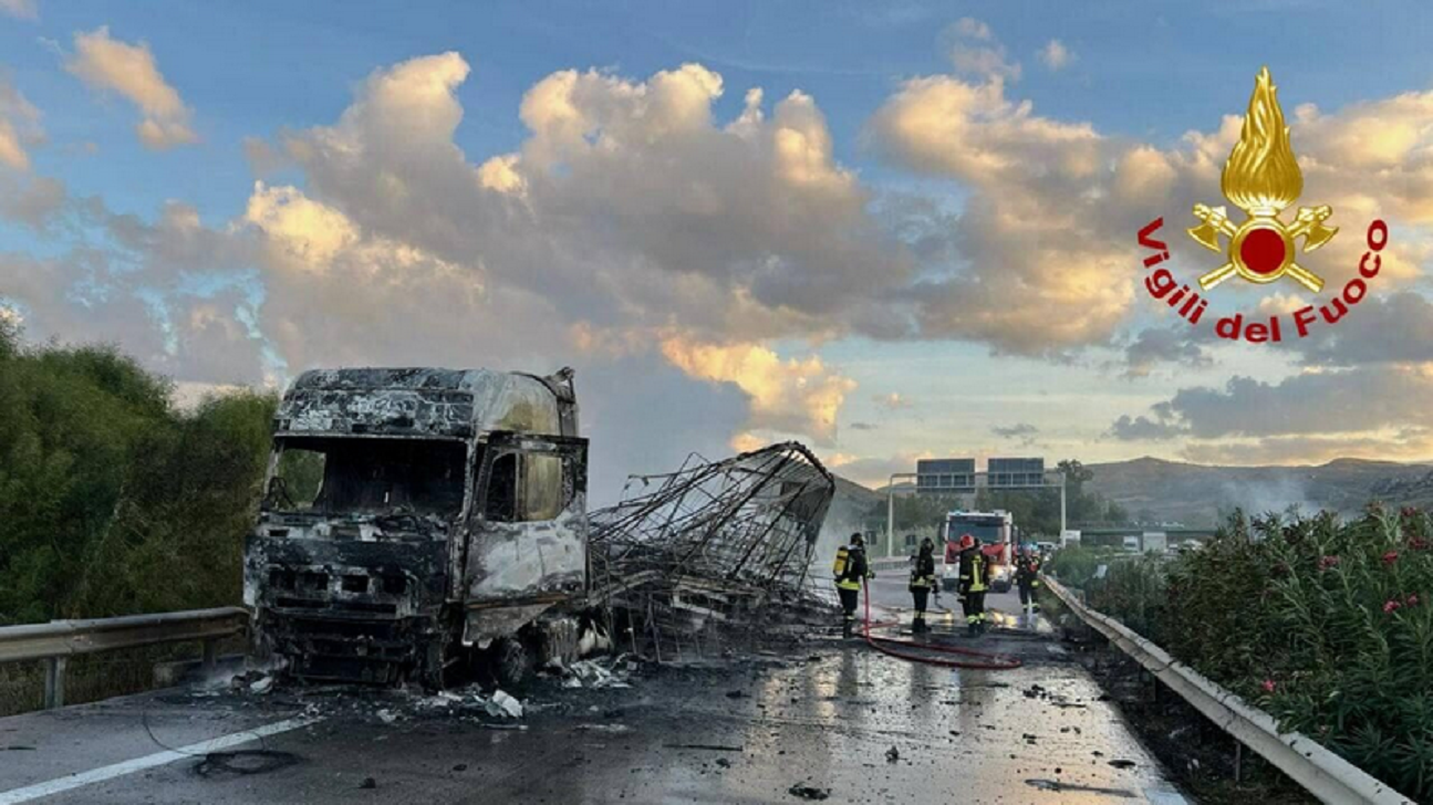 Camion a fuoco sulla A19, autostrada chiusa per due ore in direzione ...