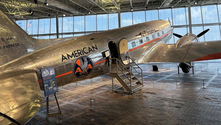 American Airlines is changing how some of its planes look - both inside ...
