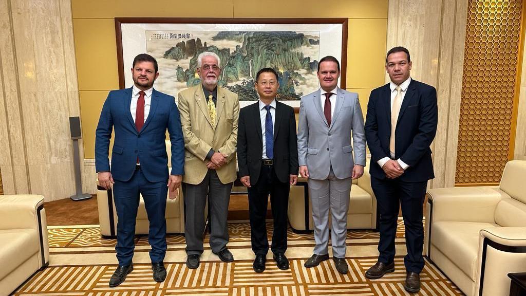 Júlio Pinheiro (primeiro à esq.), ex-prefeito de Amargosa, na Bahia, em viagem à China em 2023, para assinatura de um protocolo de intenções com a Deej World