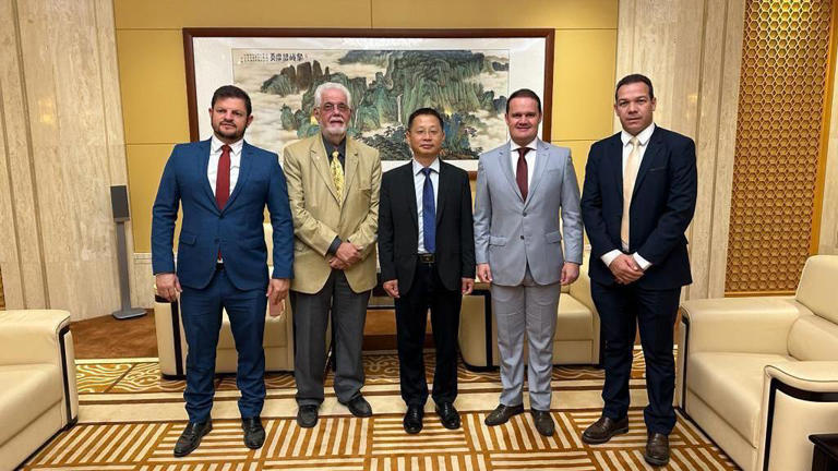Júlio Pinheiro (primeiro à esq.), ex-prefeito de Amargosa, na Bahia, em viagem à China em 2023, para assinatura de um protocolo de intenções com a Deej World