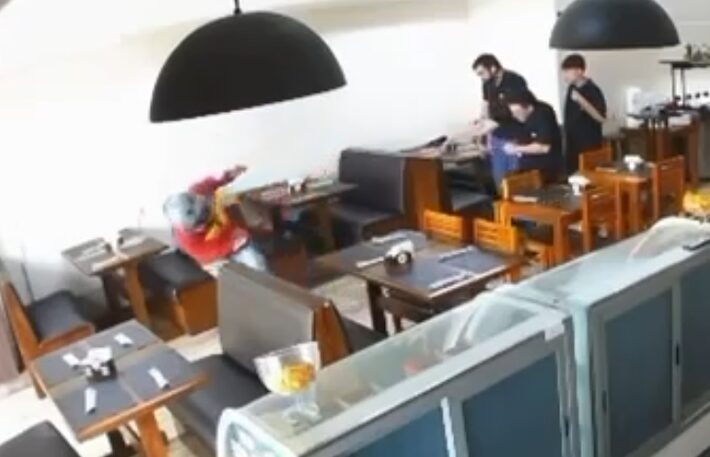 Vídeo: Suspeito de roubar 14 pessoas no mesmo dia é baleado em restaurante ao assaltar policial