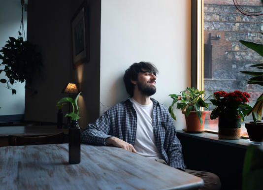 El escritor David Uclés en el Café del Nuncio, en Madrid, el 16 de octubre de 2025.