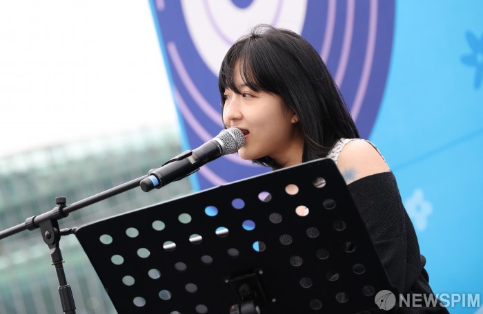 라이브 공연 선보이는 수피