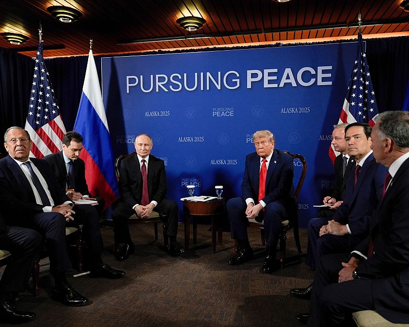 Donald Trump reúne-se com Vladimir Putin, a 15 de agosto de 2025, na Base Conjunta Elmendorf-Richardson, no Alasca. AP Photo