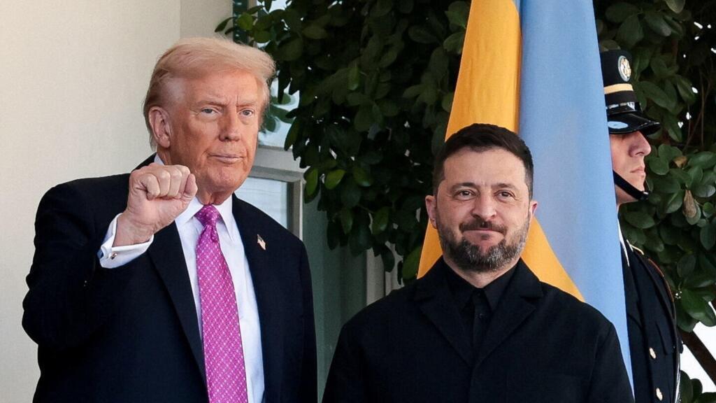 O presidente dos Estados Unidos, Donald Trump, recebe o presidente da Ucrânia, Volodymyr Zelensky, na Casa Branca, em Washington, D.C., EUA, em 17 de outubro de 2025.
