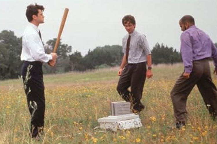 Sinopsis Film Office Space: Pemberontakan Kecil, Humor Gelap, dan Satire Kejam Budaya Kantor Modern​