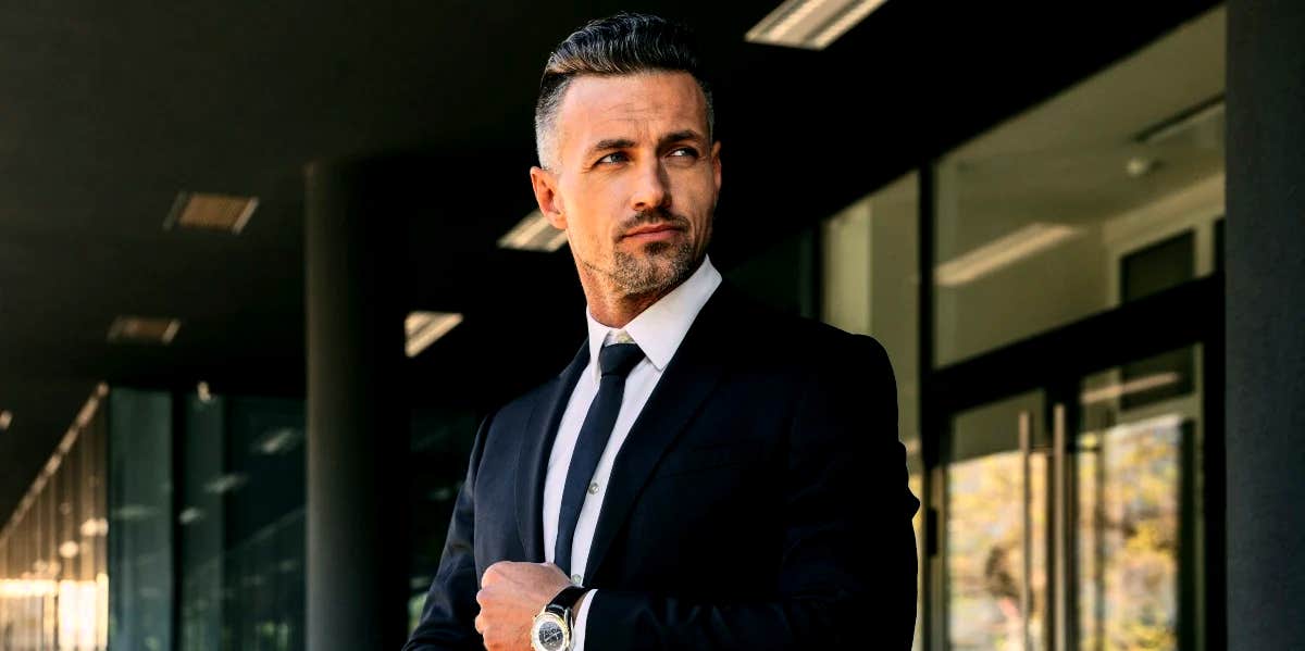 10 Lies Men Tell That Sound Innocent — But Mean He’s Hiding Something(01)