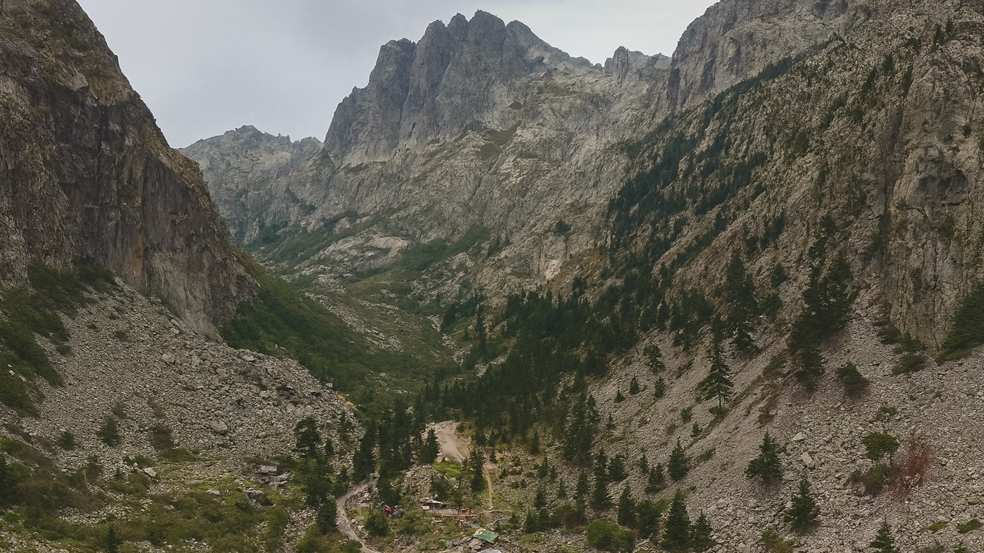 Vallées de montagne et pentes rocheuses de Corse en 4K