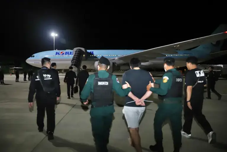 ▲64位在柬埔寨因從事犯罪活動而被拘押的韓國人，今（18）上午搭乘包機返韓，所有人員一上機就被韓國警方逮捕，將後續釐清他們是否為自願去柬埔寨參與詐騙。（圖／美聯社／達志影像）