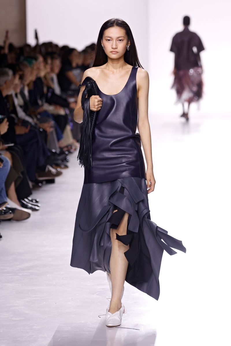 Ela é uma das poucas mulheres estilistas na moda de luxo. E isto é o ...