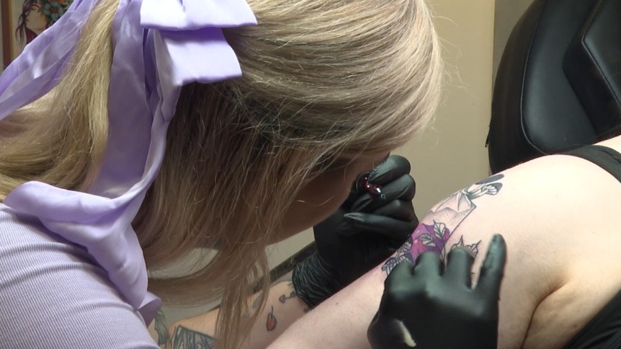 Legally blind Ohio artist says she cant drive, but she can tattoo