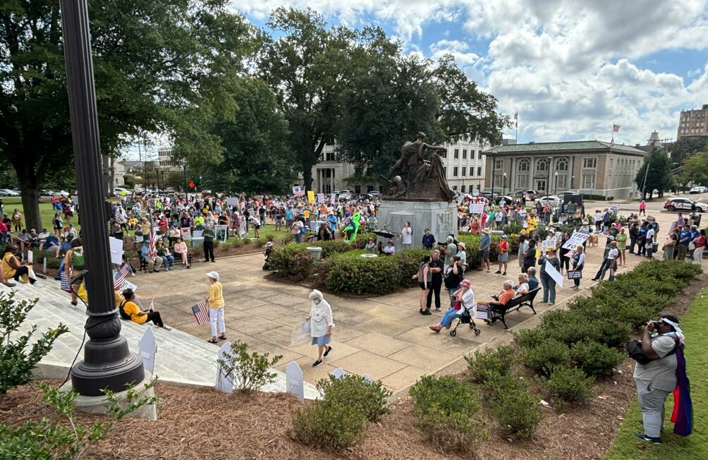 Slideshow: Hundreds turn out for No Kings Rally in Jackson