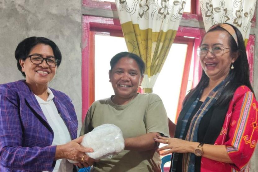 Dekranasda Mabar Bantu Industri Tenun dengan Benang Sutera