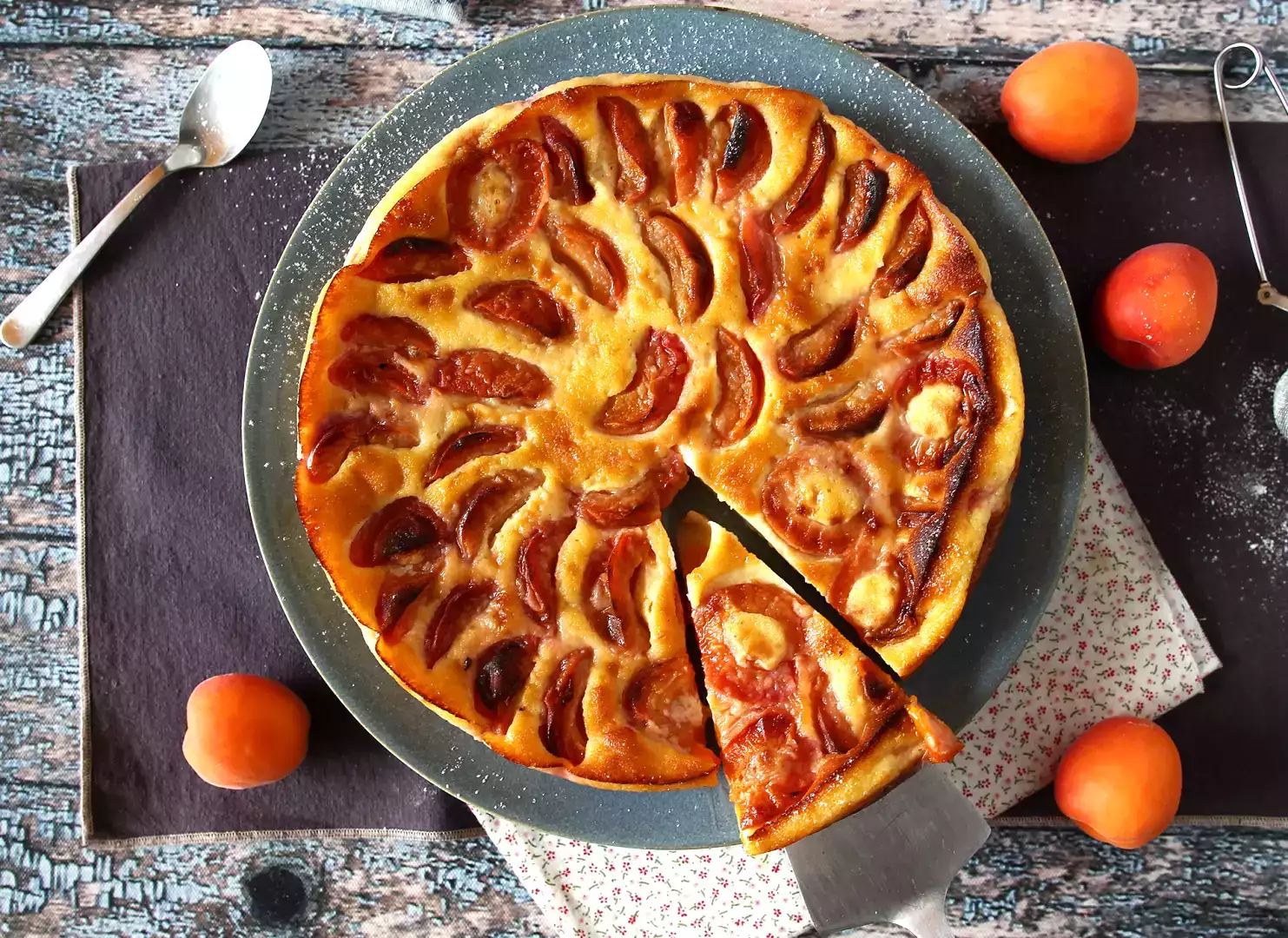 Einfache aprikosen-clafoutis