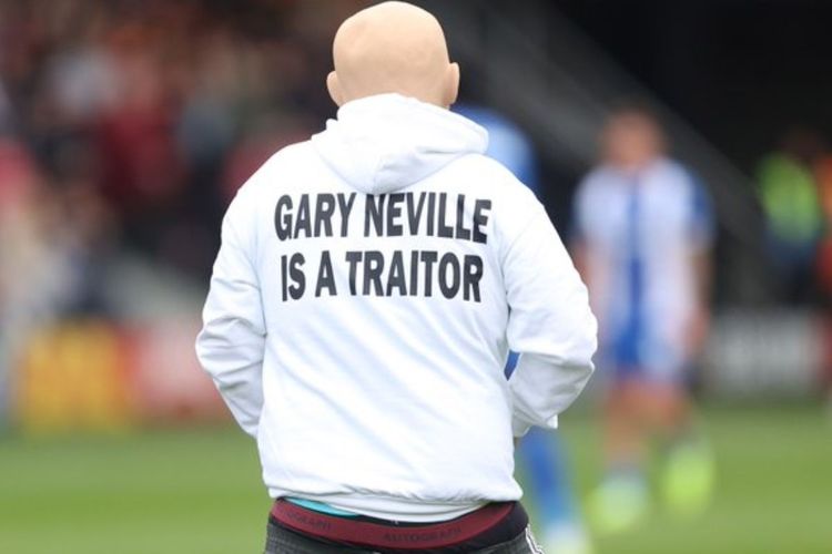 Komentar Bendera Picu Protes Suporter, Laga Salford vs Oldham Ricuh