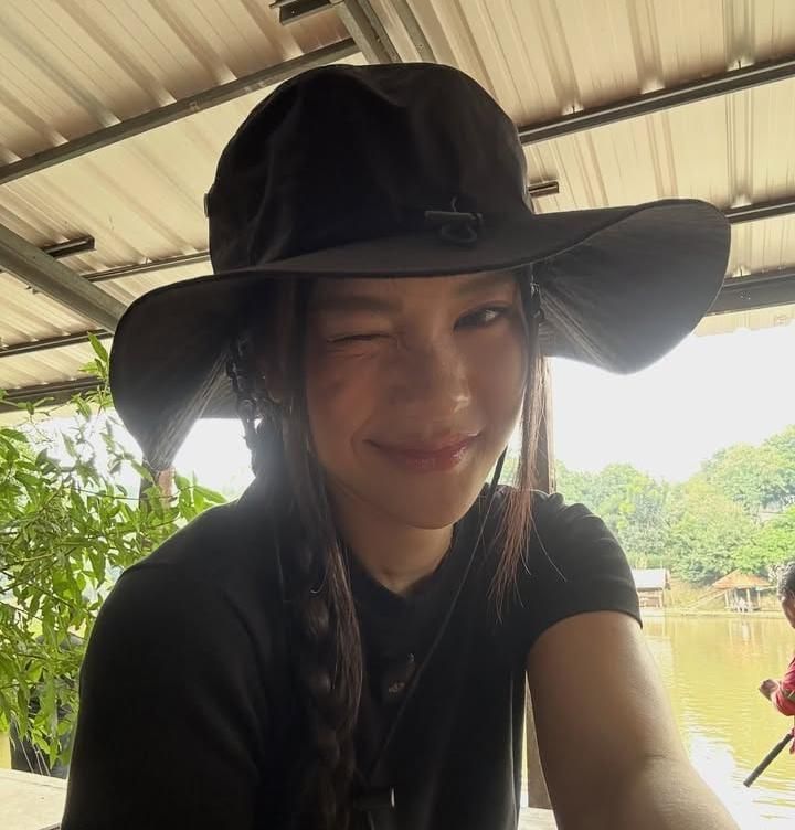 8 Potret Jessica Jane dan Erwin Saat Berjalan-jalan, Gunakan Roti Fermentasi