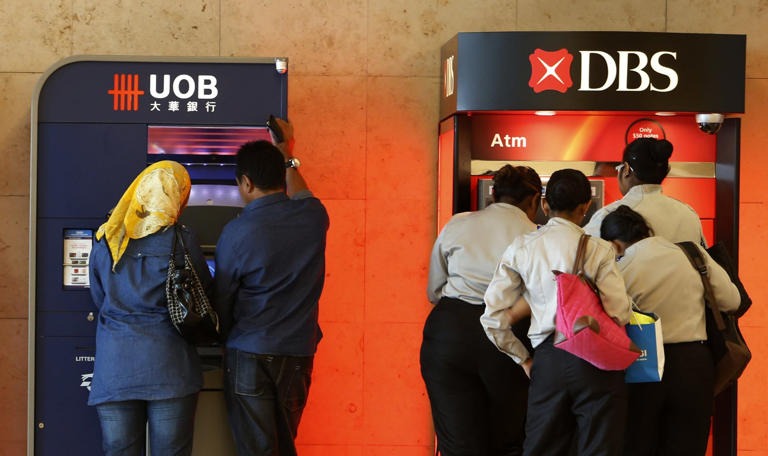 Банкоматы UOB и DBS в аэропорту Чанги в Сингапуре. Оба банка сообщили о росте розничных транзакций по своим кредитным картам, выпущенным в Сингапуре в Джохоре. Фото: Reuters