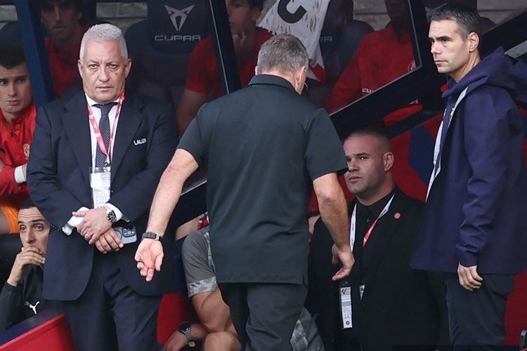 Hansi Flick Tak Hadir Saat Barca Lawan Madrid, Bungkam Soal Keputusan Wasit